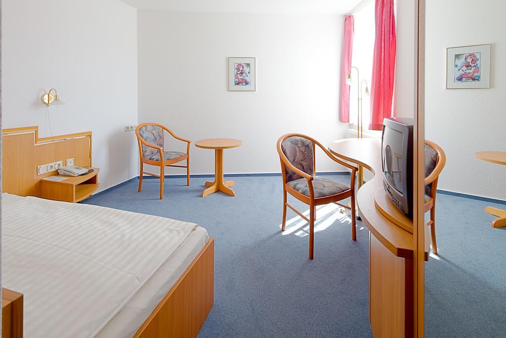 Hotel Jahnke Нойбранденбург Стая снимка